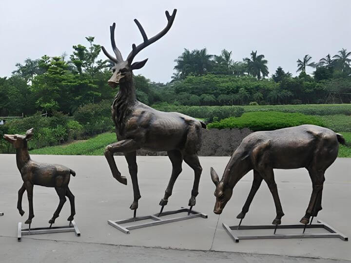 銅鹿雕塑情景圖片展示